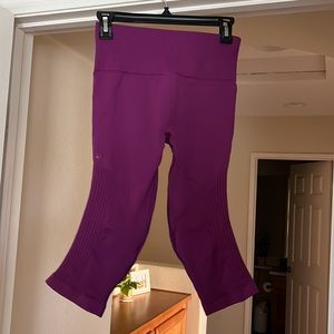 Cropped stretch magenta LuluLemon yoga pants
